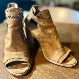 American Eagle Heels Size 10 Tan